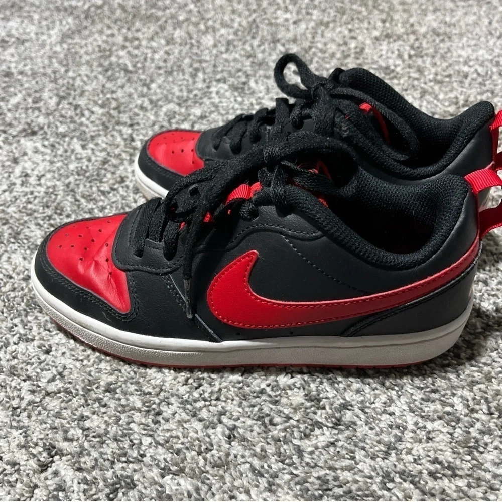 Nike Court Borough Low 2 GS BQ5448-007 Youth Size 4Y Black Red Lace Up
